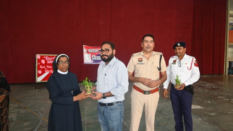 यातायात सुरक्षा नियमों पर स्लोगन प्रतियोगिता आयोजित