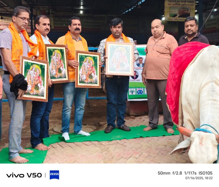 गौवंश की सेवा कर मनाई पिता की पुण्यतिथि