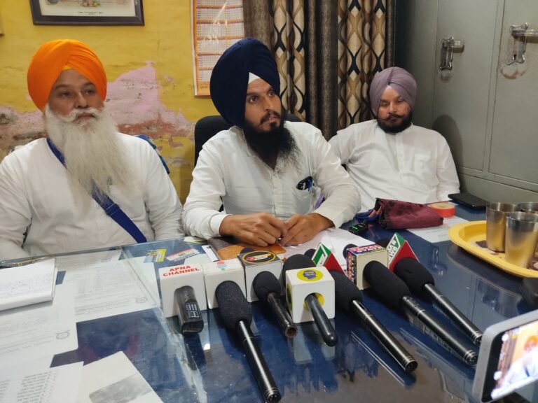 एचएसजीपीसी प्रधान ने सभी चेयरमैन किए भंग: अंग्रेज सिंह