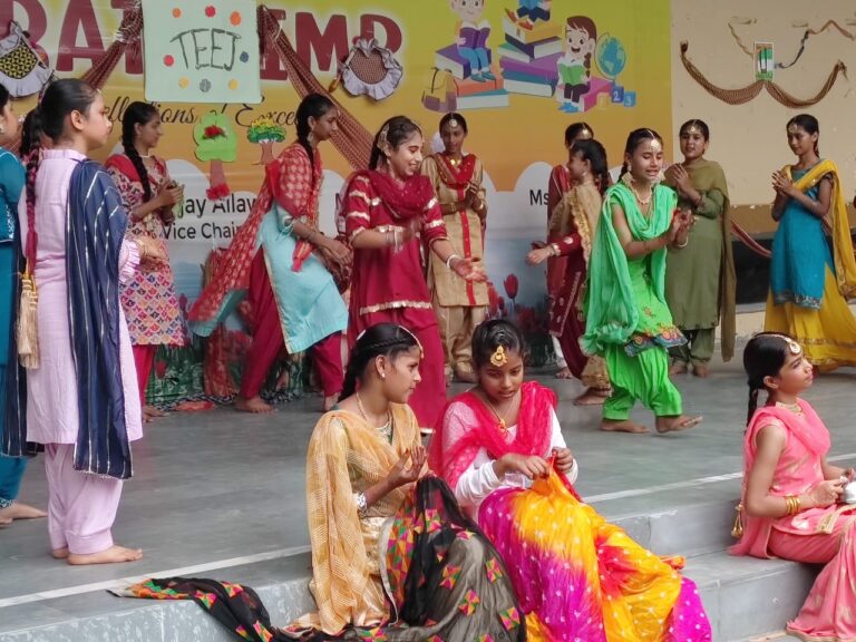 डीएवी पब्लिक स्कूल में तीज महोत्सव की रंगारंग छटा”