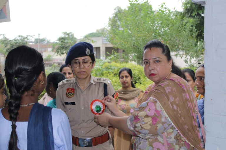 पुलिस अधीक्षक निकिता खट्टर ने गांव डबवाली के स्कूल में पहुंचकर बच्चों से किया सीधा संवाद