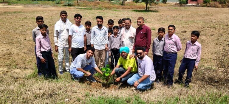 विद्यार्थियों ने लिया पौधे लगाने के साथ-साथ नियमित सार-संभाल का संकल्प