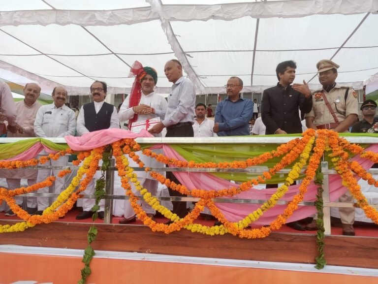 उत्कृष्ट सेवाओं के लिए प्राचार्य उमेद ढाका हुए सम्मानित