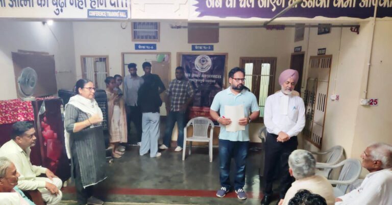वृद्धाश्रम में वरिष्ठ नागरिकों को कानूनी अधिकारों बारे किया जागरूक