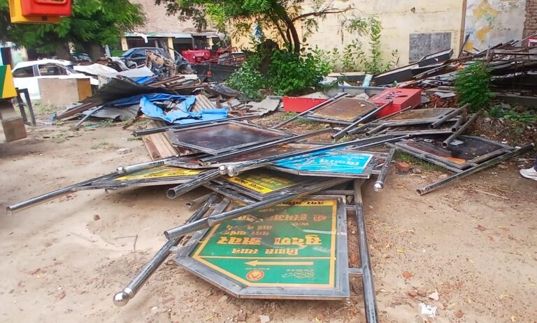 पूर्व नगरपार्षदों के आवास से उखाड़ साइन बोर्ड, कबाड़ में डाले