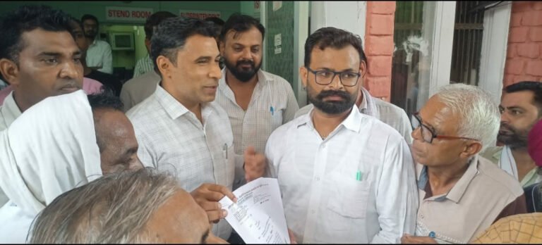 दूसरे दिन भी जारी रहा कर्मचारियों का संघर्ष