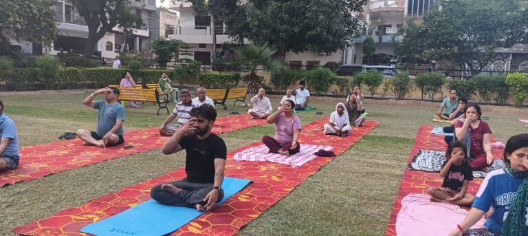 मंत्रोच्चारण और प्राणायाम से गूंजा एकता नगर पार्क
