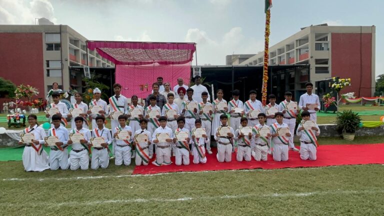 संत जेवियर वरिष्ठ माध्यमिक विद्यालय में धूमधाम से मनाया स्वतंत्रता दिवस