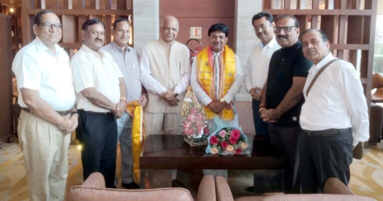 अंतर्राष्ट्रीय वैश्य महासम्मेलन के प्रतिनिधियों ने उत्तर प्रदेश सरकार के मंत्री कपिल देव अग्रवाल से शिष्टाचार भेंट की