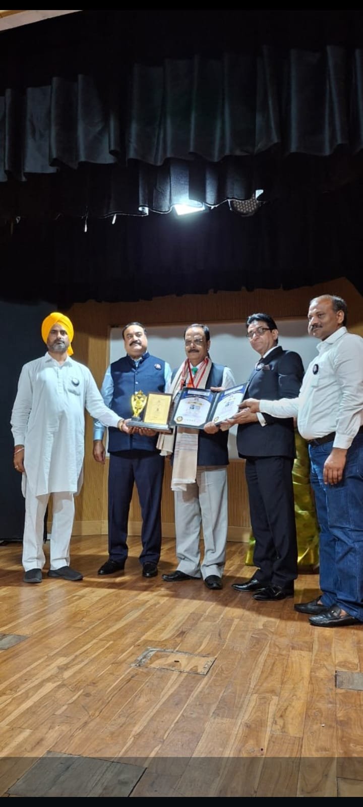 डॉ. गुरभेज सिंह ढिल्लों को दिल्ली में मिला डायनामिक एक्सीलेंस अवार्ड  