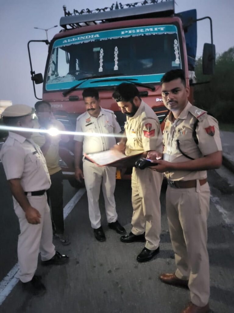 डबवाली पुलिस की सड़क सुरक्षा को सुनिश्चित करने व सड़क दुर्घटनाओं में कमी लाने के उद्देश्य से यातायात नियमों को अनदेखा करने वालों के खिलाफ कार्रवाई जारी