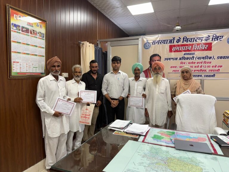 सेवा पखवाड़ा: पात्र लाभार्थियों को एसडीएम ने मौके पर सौंपे पेंशन प्रमाण पत्र