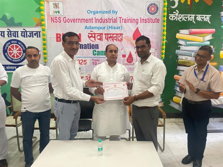 विधायक चंद्रप्रकाश ने बाढ़ पीड़ितों के लिए राहत कोष में दिया वेतन