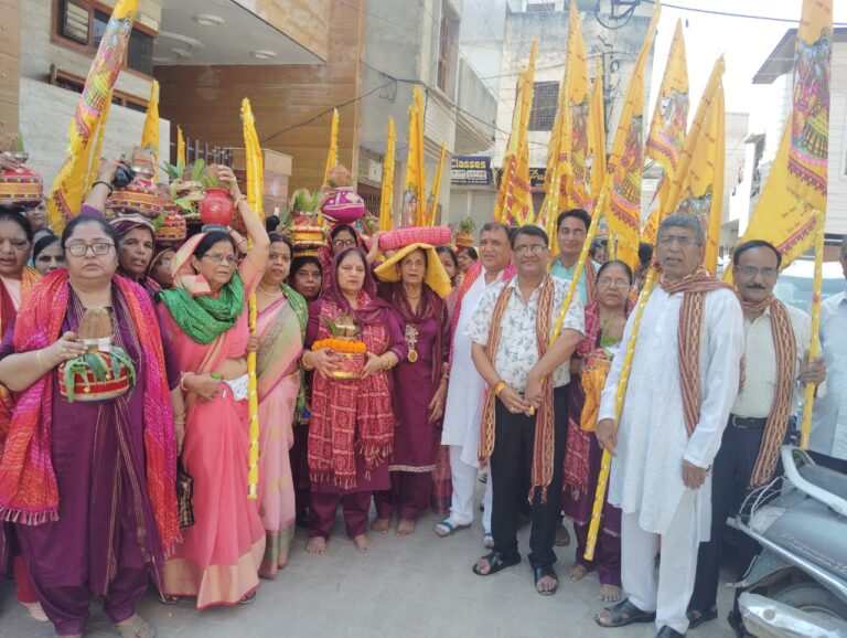 अग्रसैन कॉलोनी में कथा से पूर्व निकाली भव्य कलश यात्रा