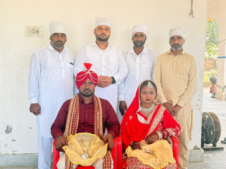 सरपंच ने गांव की दो बेटियों की शादी में 11000 -11000 रु के शगुन सहित दिया आर्शीवाद
