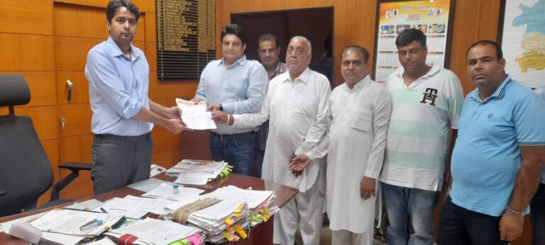 आढ़तियों ने उठाई सीसीआई खरीद प्रणाली में बदलाव की मांग, डीसी को सौंपा ज्ञापन