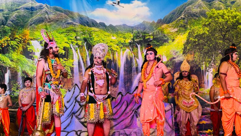 नकली थानेदार बनकर फोन पर धमकाने वाले व्यक्ति के खिलाफ पीडि़त ने दी एसपी को शिकायत सिरसा। नकली थानेदार बनकर धमकाने के आरोप में गांव चामल निवासी किशन सिंह पुत्र गुरचरण सिंह ने पुलिस अधीक्षक सिरसा को एक शिकायत पत्र सौंपा है। एसपी को दी शिकायत में किशन सिंह ने बताया कि उसने गांव के मनरेगा मैट के खिलाफ शिकायत दी हुई है, जिसकी विभागीय जांच चल रही है। उसने बताया कि शिकायत को लेकर उसे बार-बार धमकाया जा रहा है। इसी कड़ी में 28 सितंबर की सांय करीब 7 बजे अपने आप को राजेंद्र थानेदार बताते हुए मोबाइल नंबर 89010-67534 से उसके मोबाईल पर किसी ने फोन किया। फोन करने वाले व्यक्ति ने कहा कि आपने जो मनरेगा का काम बंद करवा रखा है, हम लेबर वालों को बोलकर आप के खिलाफ पर्चा दर्ज करवाएंगे और कई तरह की धमकियां दी। इतना ही नहीं कहने लगा कि आपने सारे मजूदरों को घर बैठा रखा है और काम भी नहीं करवा रहे हैं और जो तुम अपना ऑटो चलाते हो उसको भी बंद करवा देंगे। फोन करने वाले व्यक्ति ने उसे 29 सितबंर 2025 को सदर थाने में आने के लिए बोला। जब उसने पूछा कि आप कौन बोल रहे तो उसने कहा कि मैं सदर थाने से राजेन्द्र सिंह थानेदार बोल रहा हूं। जब उन्होंने थाने में जाकर पता किया तो वहां राजेंद्र कुमार के नाम से कोई अधिकारी व कर्मचारी नहीं था। पीडि़त ने एसपी से गुहार लगाई कि उसे आरोपित लोगों से जान-माल का भी खतरा है और वे उसे कभी भी नुकसान पहुंचा सकते हंै, इसलिए मामले की गंभीरता को देखते हुए इस मामले में त्वरित कार्रवाई करते हुए अपने आप को थानेदार बताकर धमकी देने वाले व्यक्ति के खिलाफ कार्रवाई की जाए। पीडि़त ने यह भी कहा कि अगर इस दौरान उसके साथ कोई अप्रिय घटना होती है तो उसके जिम्मेवार मनरेगा मैट व फोन करने वाला व्यक्ति होगा। एसपी ने पीडि़त को उचित कार्रवाई का आश्वासन दिया।