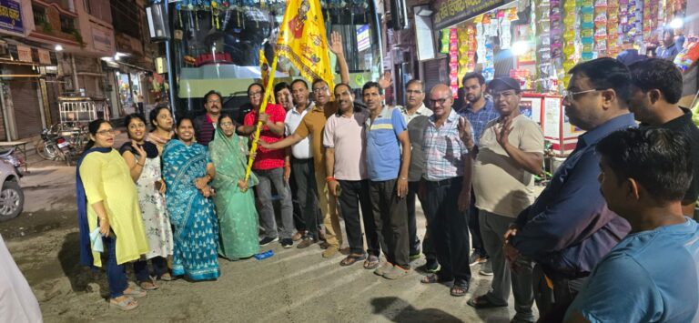 प्राचीन श्री श्याम मंदिर से शुक्रवार रात्रि खाटू धाम के लिए श्रद्धालुओं की बस को रवाना