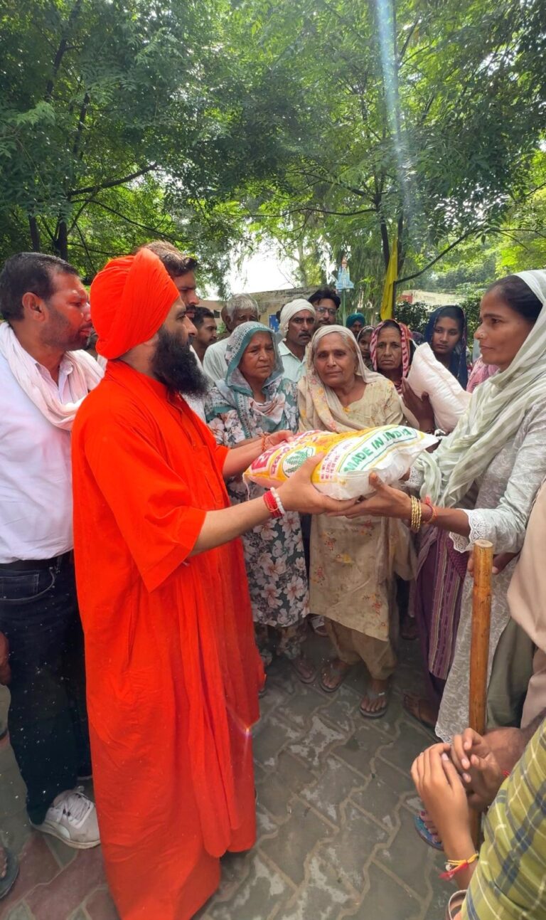 बाबा ब्रह्मदास महाराज के सान्निध्य में बाढ़ पीडि़तों की सेवा में जुटे सेवादार