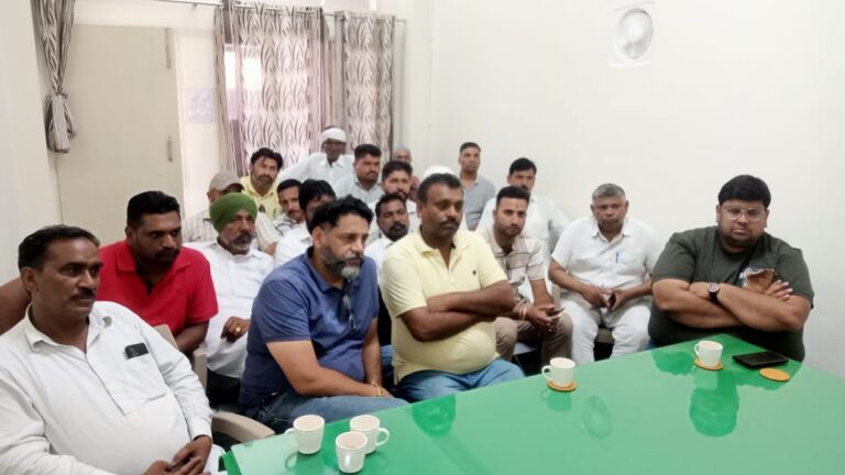 रतिया प्रॉपर्टी डीलर एसोसिएशन के शिष्टमंडल ने तहसीलदार से मुलाकात की।