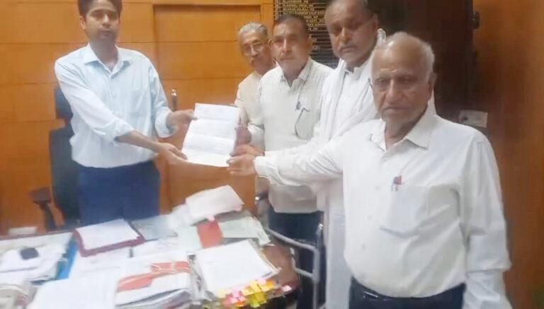 उपायुक्त से मिले वार्ड नंबर 10 के बाशिंदे, समस्याओं से करवाया अवगत