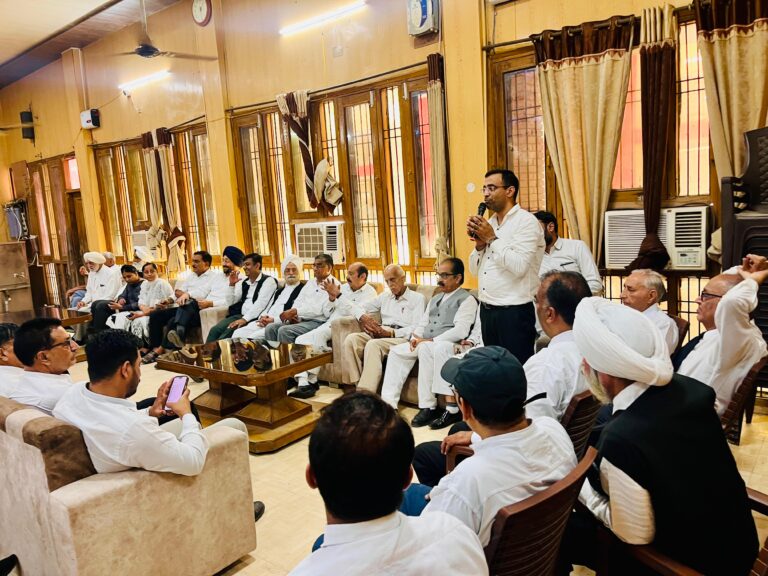कपिल सोनी एडवोकेट को सीएम विंडो एमिनेंट सदस्य बनाने पर जिला बार ने लड्डू बांटकर मनाई खुशी