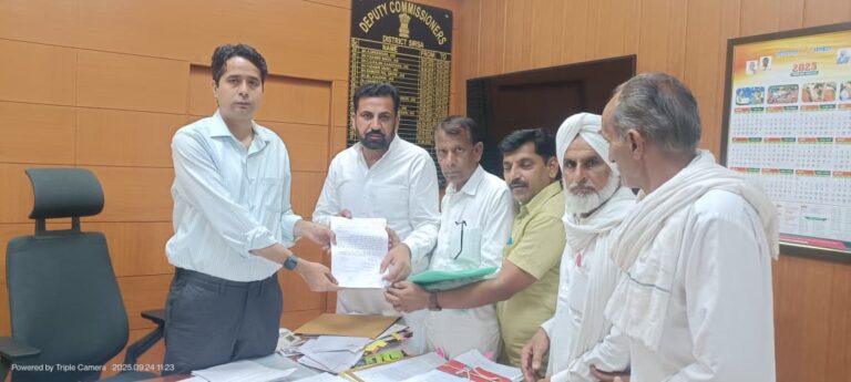 भाजपा जिला सचिव ने ऑटो मार्केट से निजी बसें व ट्रक हटवाने हेतु उपायुक्त को सौंपा शिकायत पत्र