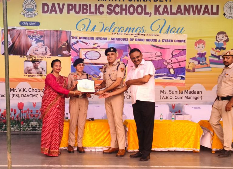 दुर्गा अष्टमी पर डी.ए.वी. स्कूल में चला अभियान – महिला सुरक्षा और नशा मुक्ति पर जोर