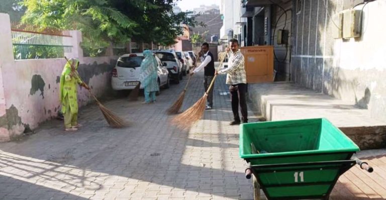 स्वच्छता अभियान के तहत टीम ने आमजन को गीला व सूखा कूड़ा अलग रखने के लिए किया प्रेरित