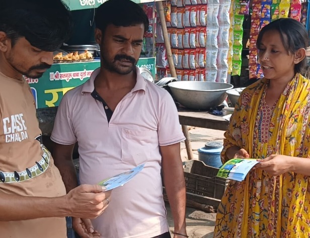नेहरू युवा केंद्र के वॉलंटियर्स ने स्ट्रीट वेंडर्स व बच्चों को स्वच्छता के लिए किया जागरूक