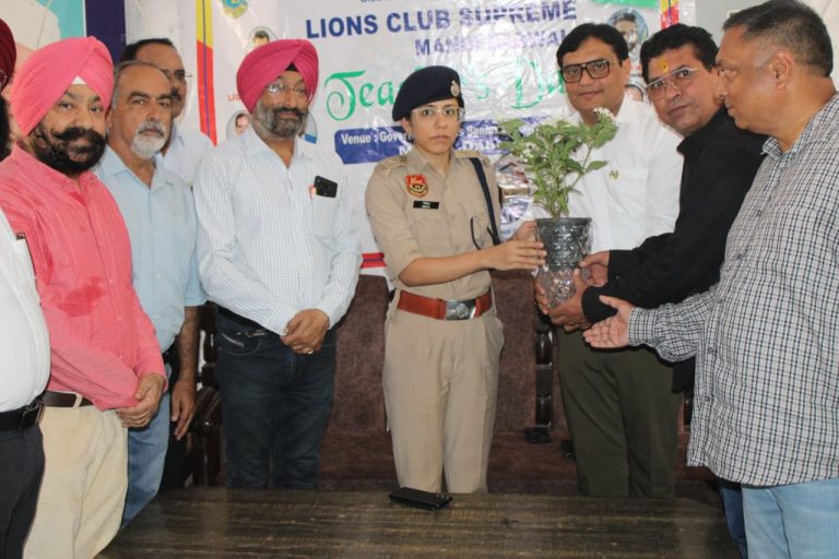 इस अवसर पर पुलिस अधीक्षक ने पौधारोपण कर दिया एक पेड़ एक जीवन का संदेश