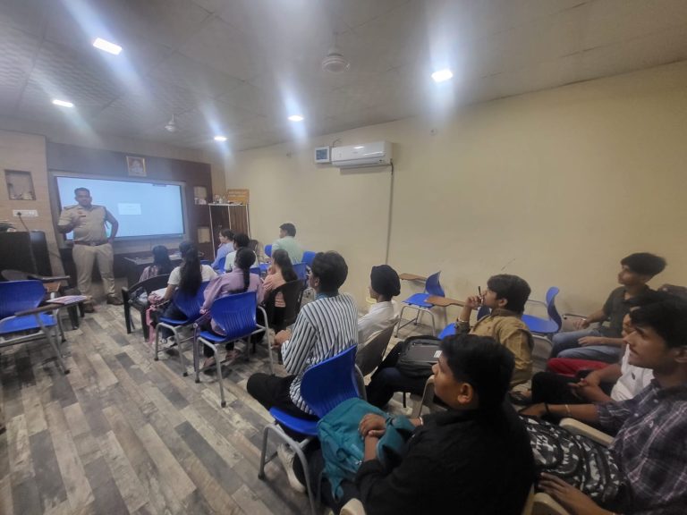 पुलिस ने शिक्षण संस्थानों व चौक चौराहों पर चलाया जागरूकता अभियान