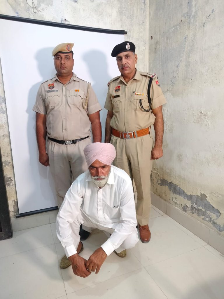 सिविल लाइन थाना पुलिस ने चेक बाउंस मामले में वांछित भगौड़े को काबू किया ।