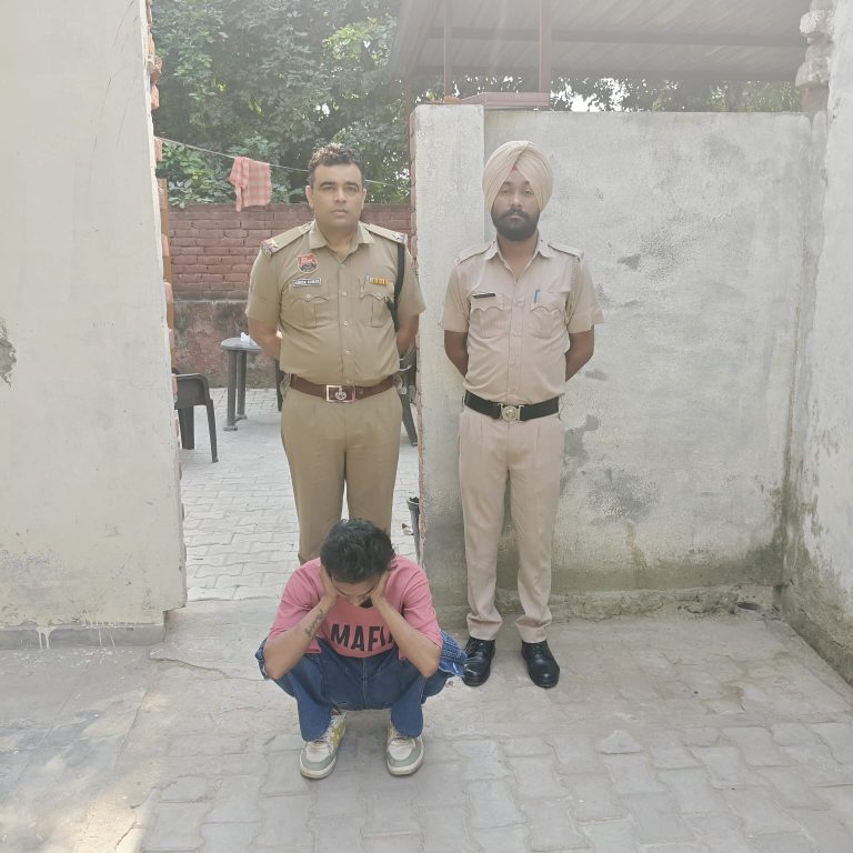 सिविल लाइन थाना पुलिस ने चोरी के मामले में वांछित भगौड़े को काबू किया ।