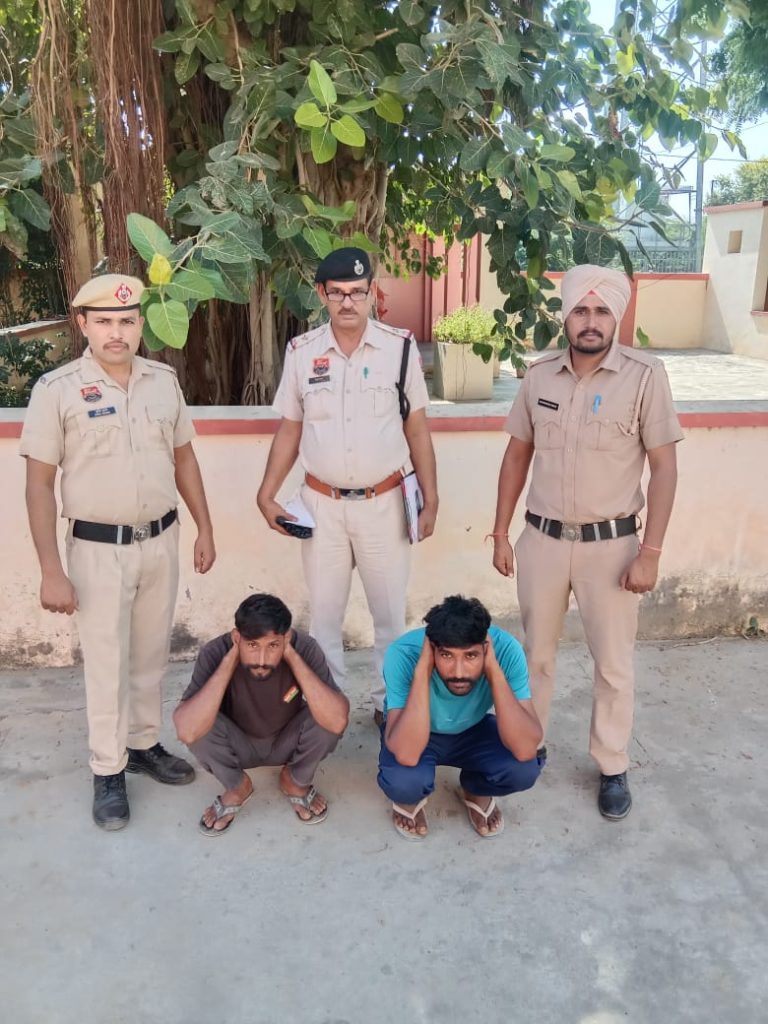 सोने की बालियां छीना-झपटी की वारदात सुलझी, पुलिस ने दो युवकों को प्रोडक्शन वारंट पर लेकर गिरफ्तार किया।