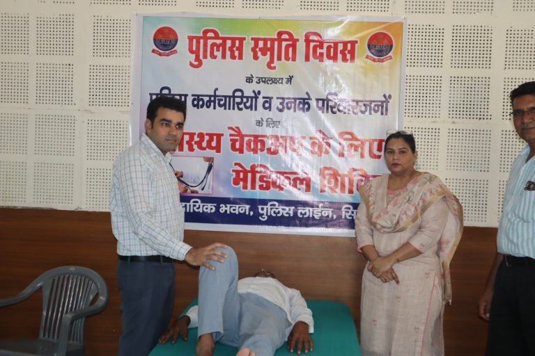 पुलिस जवानों के स्वास्थय जांच के लिए पुलिस लाइन परिसर में लगा मेडिकल जांच शिविर । 