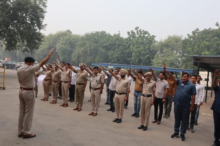 पुलिस कर्मियों को सरदार वल्लभभाई पटेल की जयंती पर दिलाई गई राष्ट्रीय एकता और अखंडता की शपथ ।