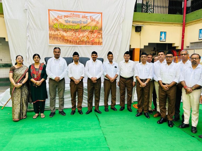 जीजेयू कुलपति के द्वारा संघ की शाखा लगाने व संघ की पोशाक पहरने पर भड़के छात्र नेता विकास बनभौरी