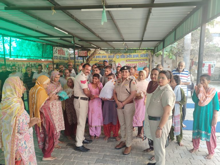 जनता की सुरक्षा के कड़े प्रबंधों के साथ जरूरतमंदों के साथ बांटी दीपावली की खुशियां