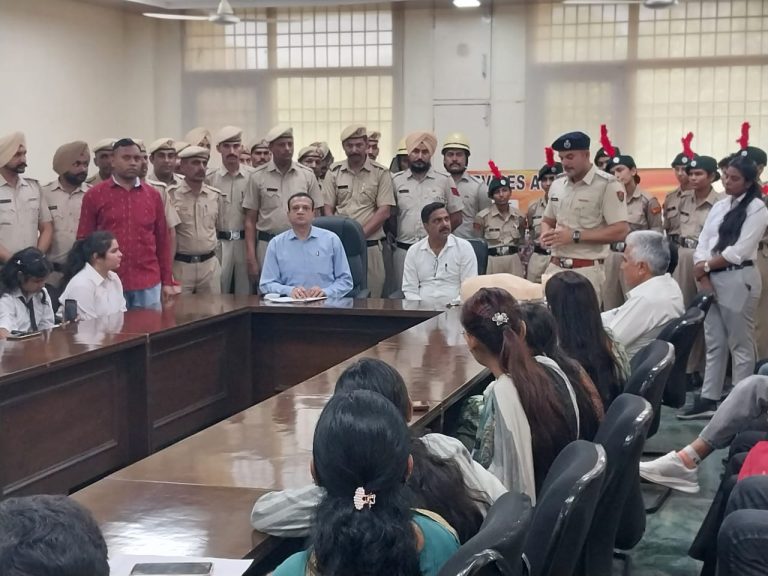 डीडीपीओ बलजीत सिंह चहल ने समाधान शिविर में सुनी जनसमस्याएं