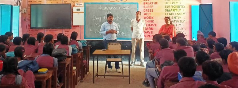 विद्यार्थियों को स्मार्टफोन के अत्याधिक उपयोग के बताए नुकसान सिरसा, 13 अक्टूबर। विश्व मानसिक स्वास्थ्य माह के तहत नागरिक अस्पताल स्थित जिला मानसिक स्वास्थ्य विभाग की ओर से विभिन्न प्रकार की गतिविधियों का आयोजन किया जा रहा है। इसके तहत सोमवार को राजकीय वरिष्ठ माध्यमिक विद्यालय केलनिया में मेडिकल जागरूकता शिविर का आयोजन किया गया। शिविर की अध्यक्षता स्कूल प्राचार्या अनुपमा शर्मा ने की। मानसिक स्वास्थ्य एवं नशा मुक्ति विभाग से परामर्शदाता कंवर सैन ने उपस्थित सभी छात्रों को शराब, तंबाकू और नशीली दवाओं के सेवन से नुकसान और स्मार्टफोन, इंटरनेट, ऑनलाइन गेमिंग से मानसिक स्वास्थ्य पर प्रभाव, आज के डिजिटल युग में मोबाइल गेमिंग के मानसिक स्वास्थ्य पर नकारात्मक प्रभाव के बारे में जागरूक किया। उन्होंने कहा कि इनके अत्यधिक उपयोग से मानसिक स्वास्थ्य पर नकारात्मक प्रभाव पड़ सकता है। उन्होंने कहा कि लगातार मोबाइल गेम खेलने से व्यक्ति में तनाव, चिंता, चिड़चिड़ापन और नींद की कमी जैसी समस्याएं उत्पन्न हो सकती हैं। कई बार यह लत का रूप ले लेती है, जिससे पढ़ाई, काम और सामाजिक संबंधों पर बुरा असर पड़ता है। उन्होंने टेलीमानस हेल्पलाइन नंबर 14416 के बारे में बताते हुए कहा कि यदि कोई भी व्यक्ति नींद से जुड़ी समस्याएं, परीक्षा का तनाव, पारिवारिक समस्याएं, आत्महत्या के विचार, नशीली दवाओं के सेवन से जुड़ी समस्याएं, रिश्तों में समस्याएं, याददाश्त की समस्याएं, आर्थिक तनाव या अन्य मानसिक स्वास्थ्य से संबंधित समस्याएं से ग्रसित है तो राहत के लिए टेलीमानस हेल्पलाइन नंबर पर काउंसलिंग की सेवा प्राप्त कर सकता है। इस दौरान अमित कुमार, माया सहित स्कूल स्टाफ सदस्य उपस्थित रहे।
