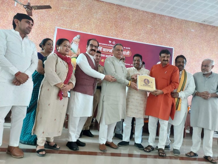 विधायक विनोद भ्याना ने शिक्षाविद् चिमन भारतीय को किया सम्मानित