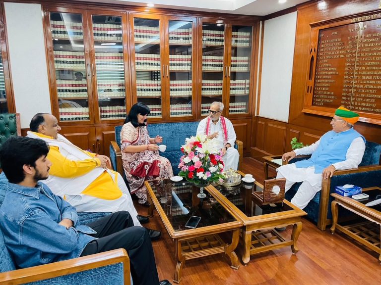 ओडिशा के पूर्व राज्यपाल प्रो. गणेशी लाल ने सपरिवार की कानून मंत्री अर्जुन राम मेघवाल से मुलाकात