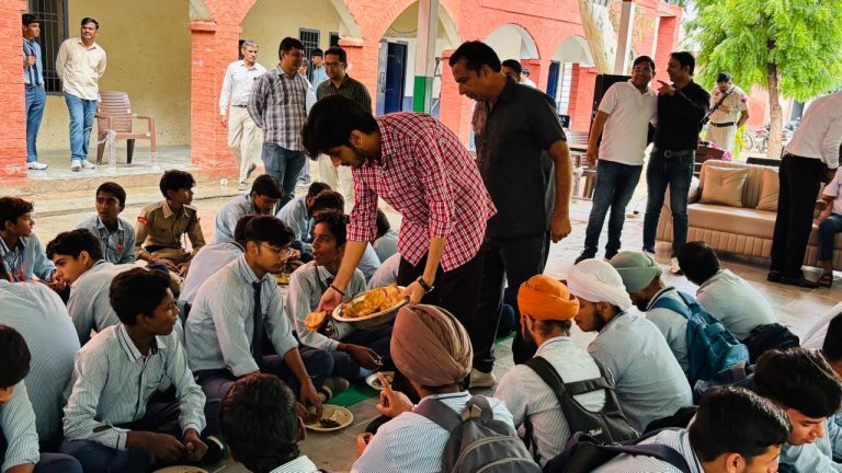 हारे का सहारा ट्रस्ट ने स्कूल में करीब 2 हज़ार बच्चों को लगाया भोग
