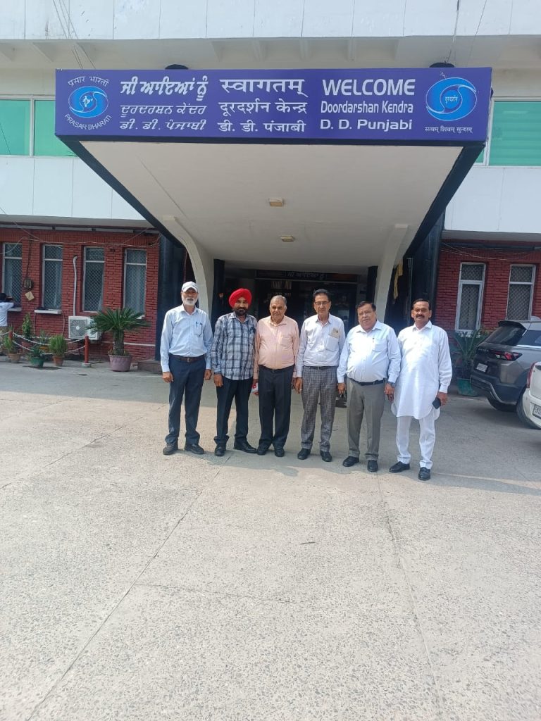 सामुदायिक रेडियो श्रोता संघ एफएम 90.4 की टीम ने किया दूरदर्शन केंद्र का दौरा