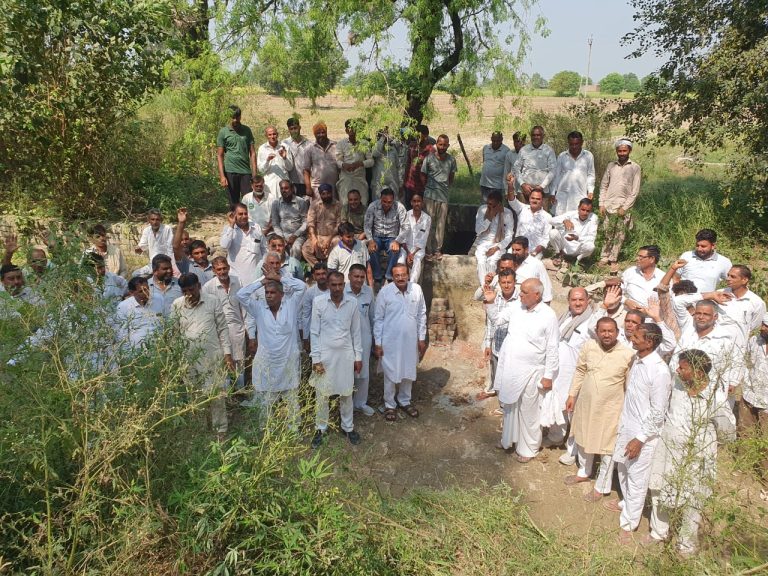 प्रशासनिक तानाशाही किसानों ने स्वयं मोघों के साथ दीवार निकालकर किए बंद