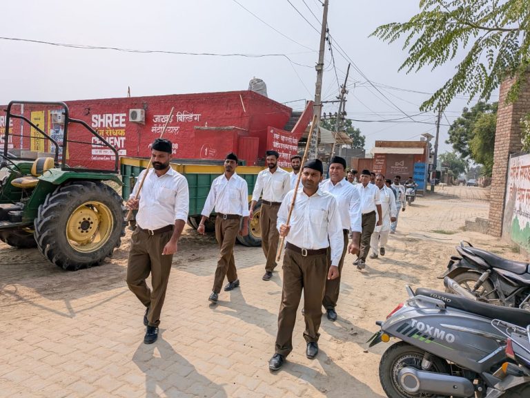 आरएसएस के शताब्दी वर्ष व विजयदशमी के पर्व पर गांव झोरडऩाली में निकला पथ संचलन
