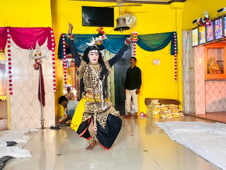 बाबा रामदेव के जागरण में भजनों पर झूमे श्रद्धालु