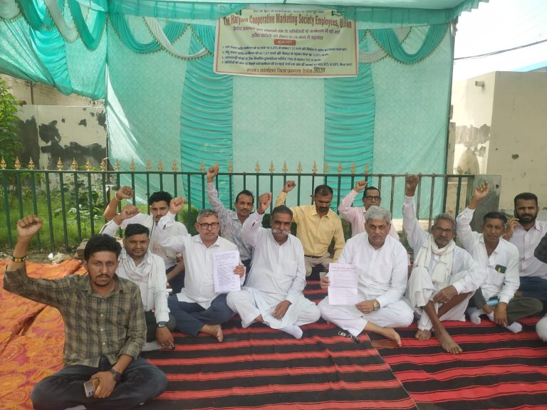 समिति संचालकों व कर्मचारियों ने उपायुक्त को सौंपा सीएम के नाम ज्ञापन