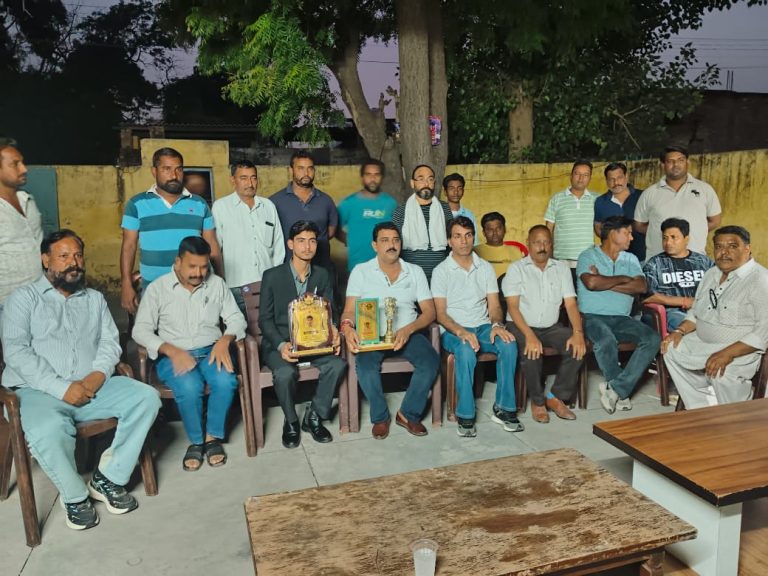 फिजियोथेरेपी टैक्निशियन में तीसरे स्थान पर रहे चिराग को किया सम्मानित